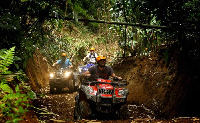 Turistas en ATV en la selva