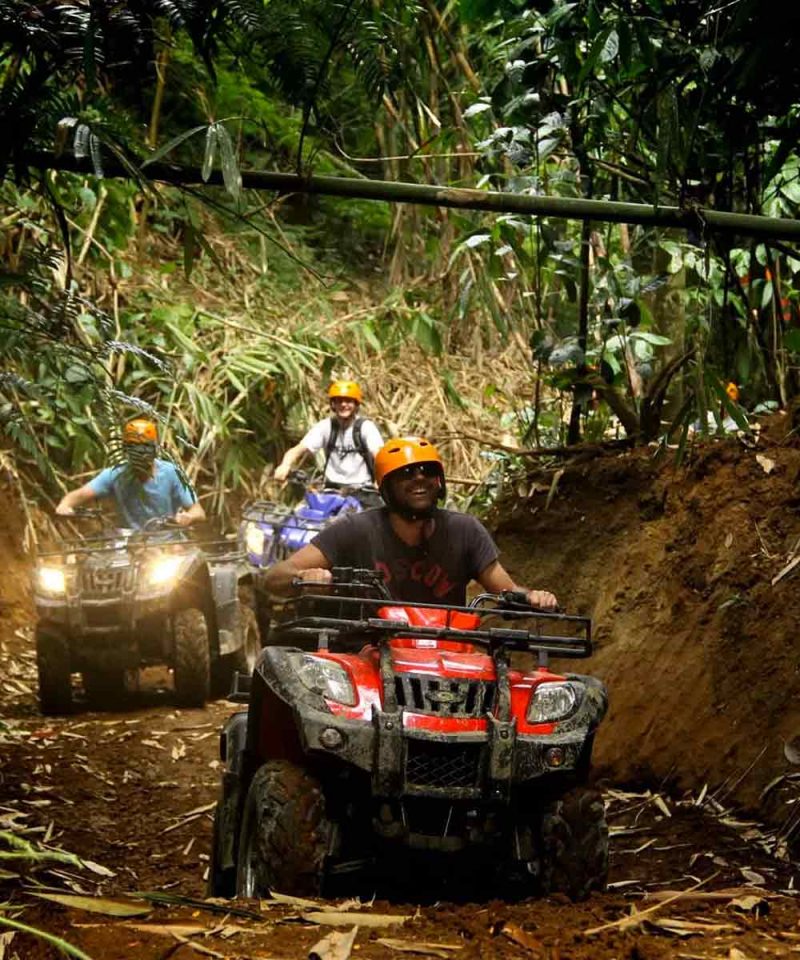 Turistas en ATV en la selva