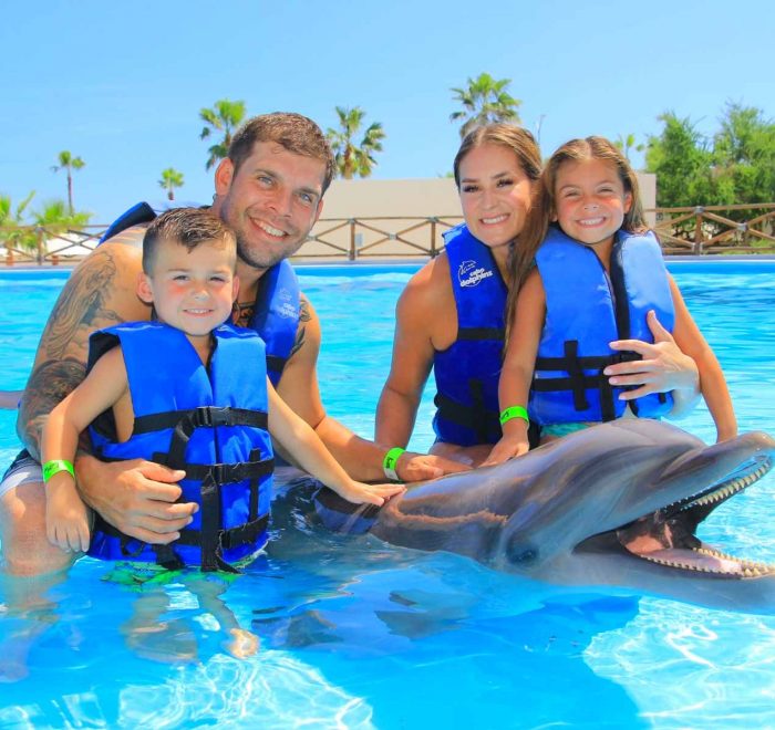 Familia en el delfinario