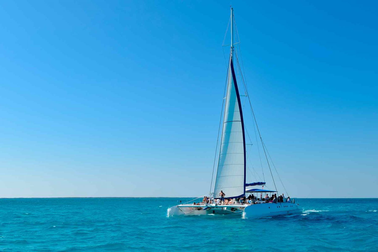 Catamaran Cancun navegando a vela
