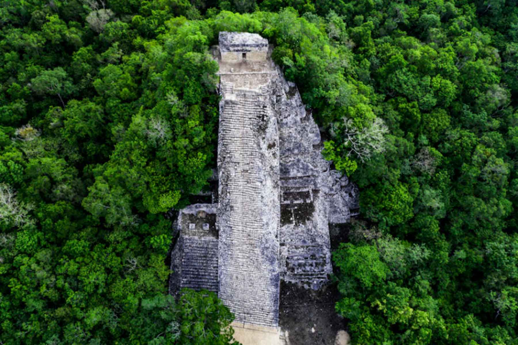 Vista aerea de piramide Nohoch Mul en Coba