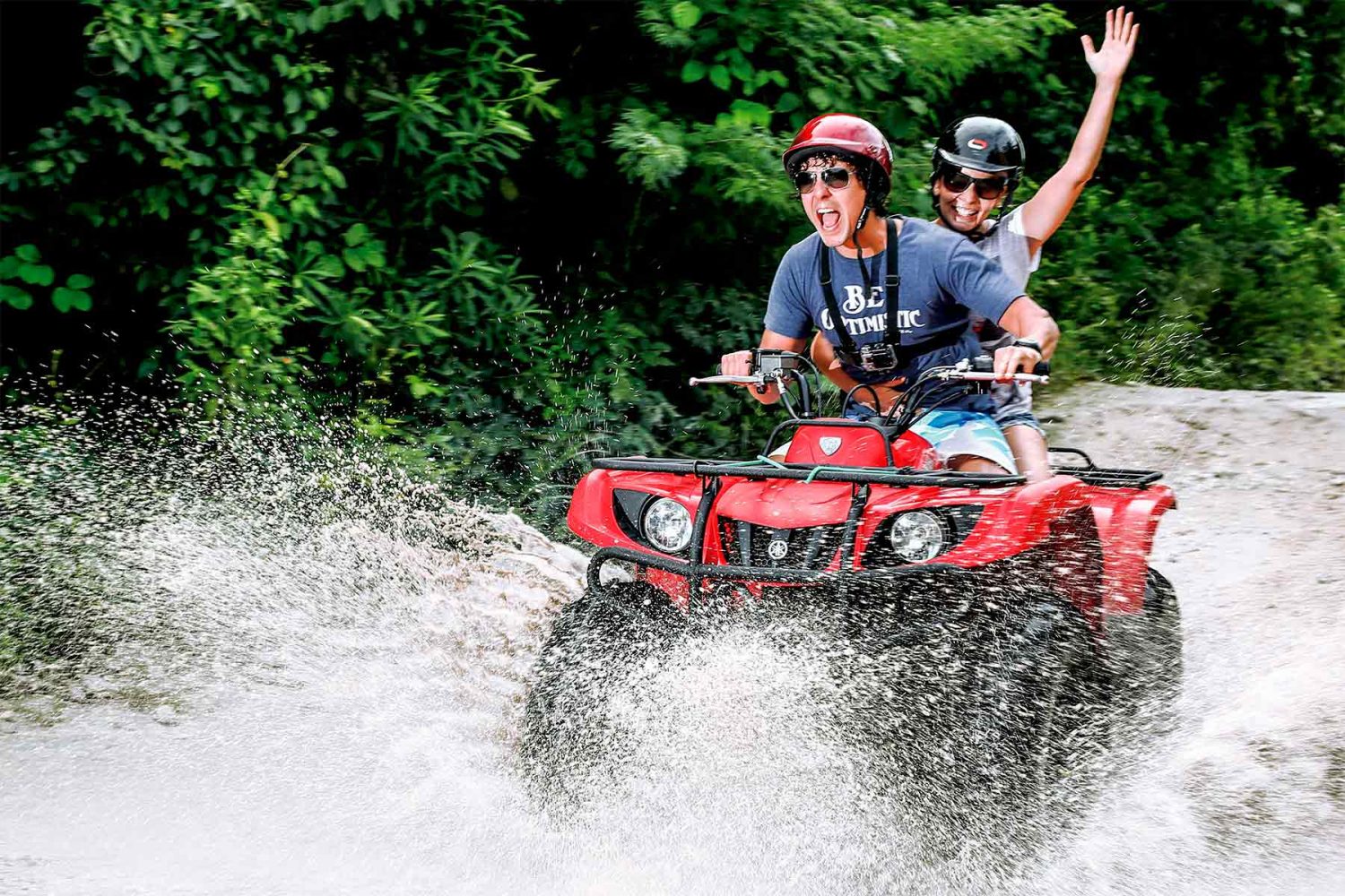 ATV sobre el agua en la selva