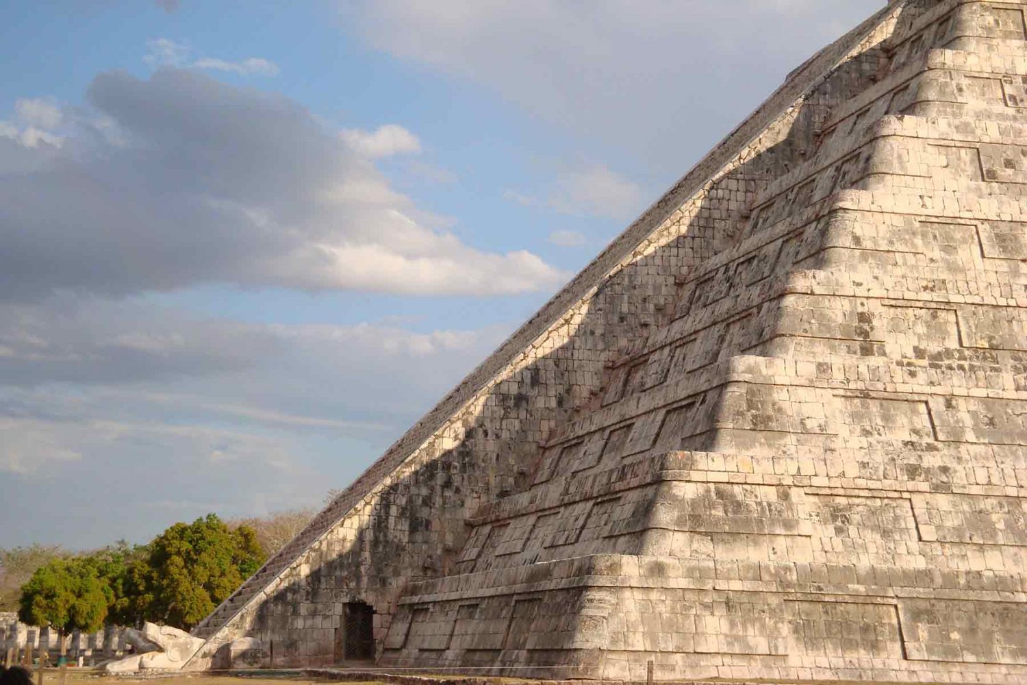 Vista de la serpiente emplumada de la piramide