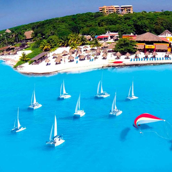 Catamaran llegando al club de playa