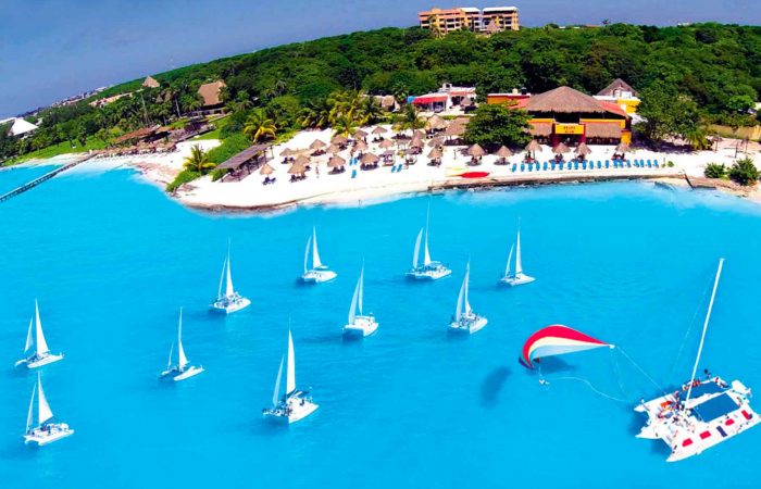 Catamaran llegando al club de playa