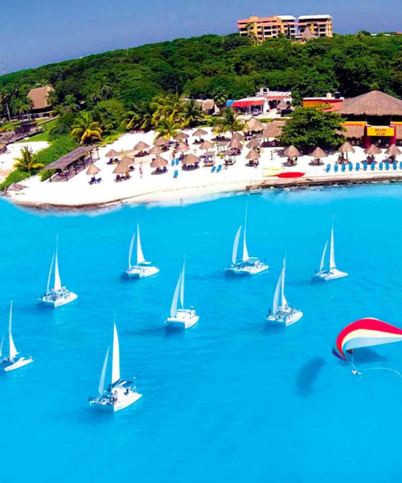 Catamaran llegando al club de playa