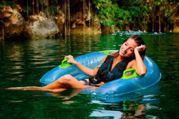 descansando en llanta inflable en cenote cancun