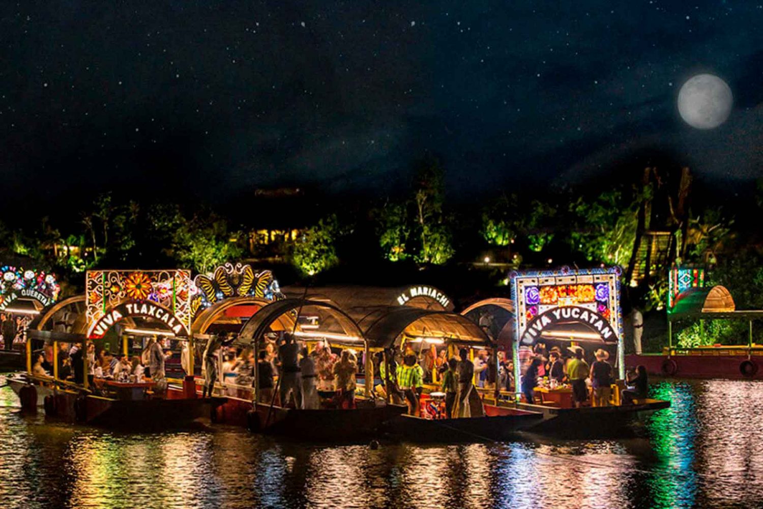 trajineras en el lago de Xoximilco