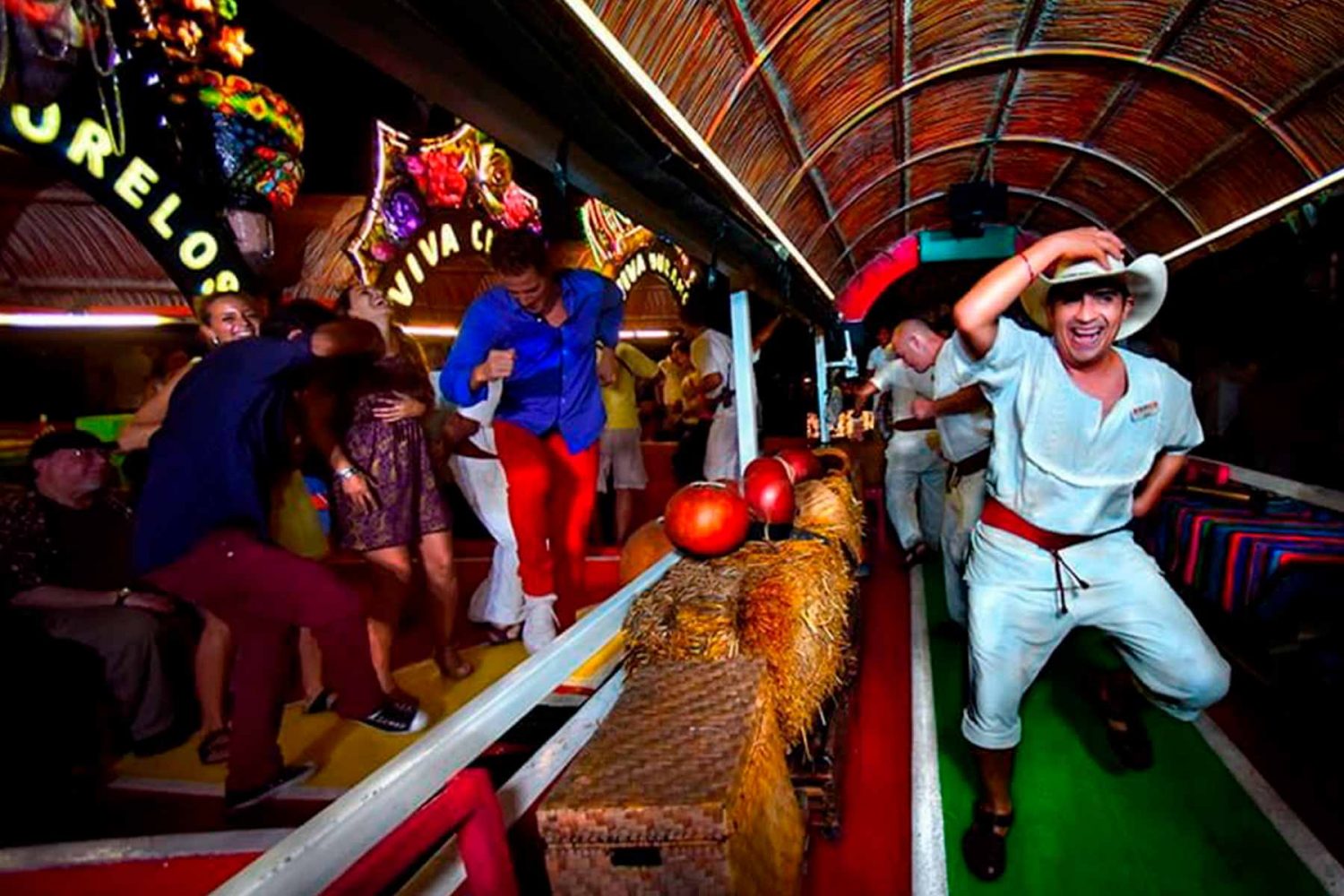 Baile en la trajinera de xoximilco cancun
