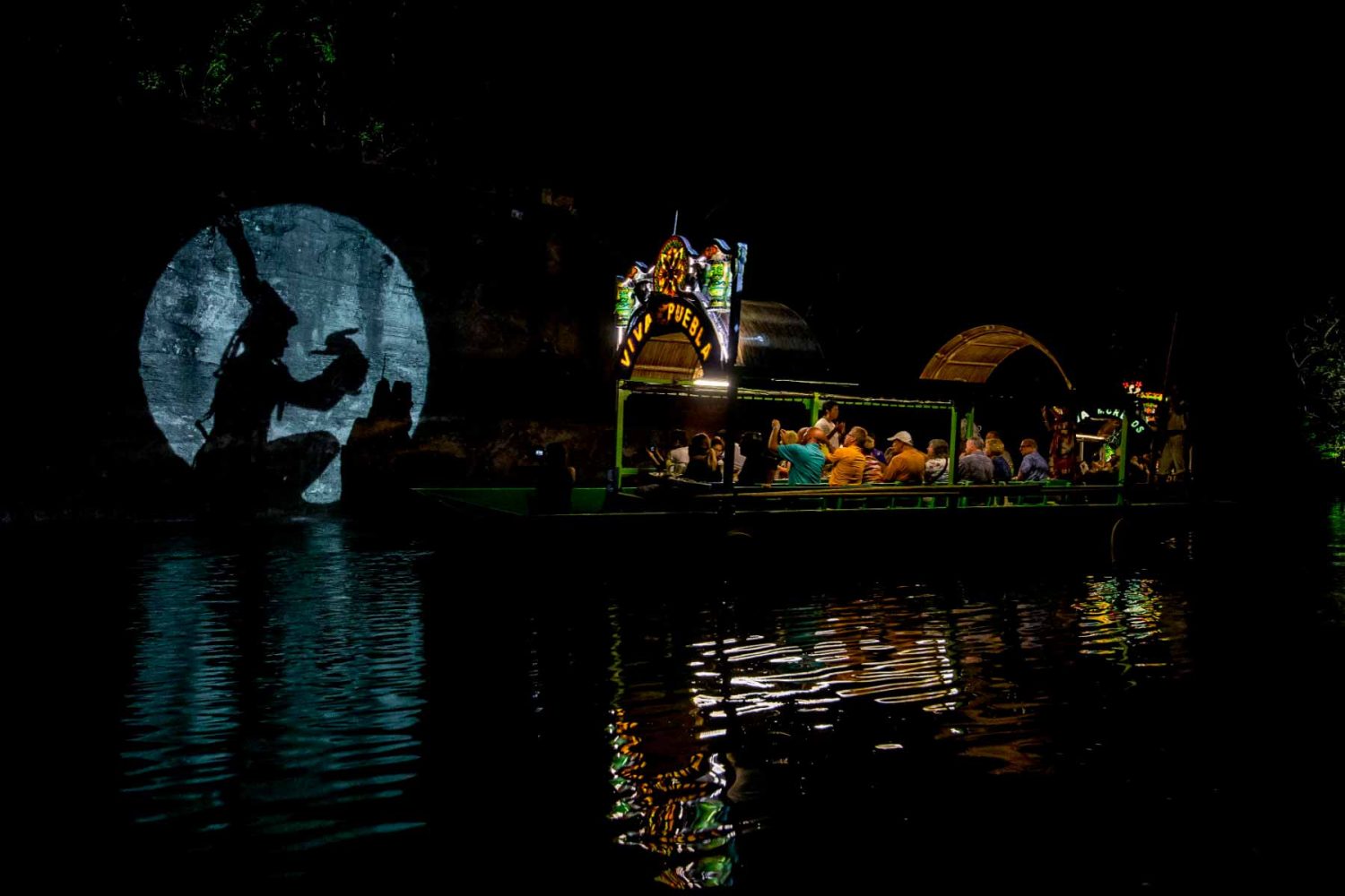 Trajinera navegando en Xoximilco Cancun