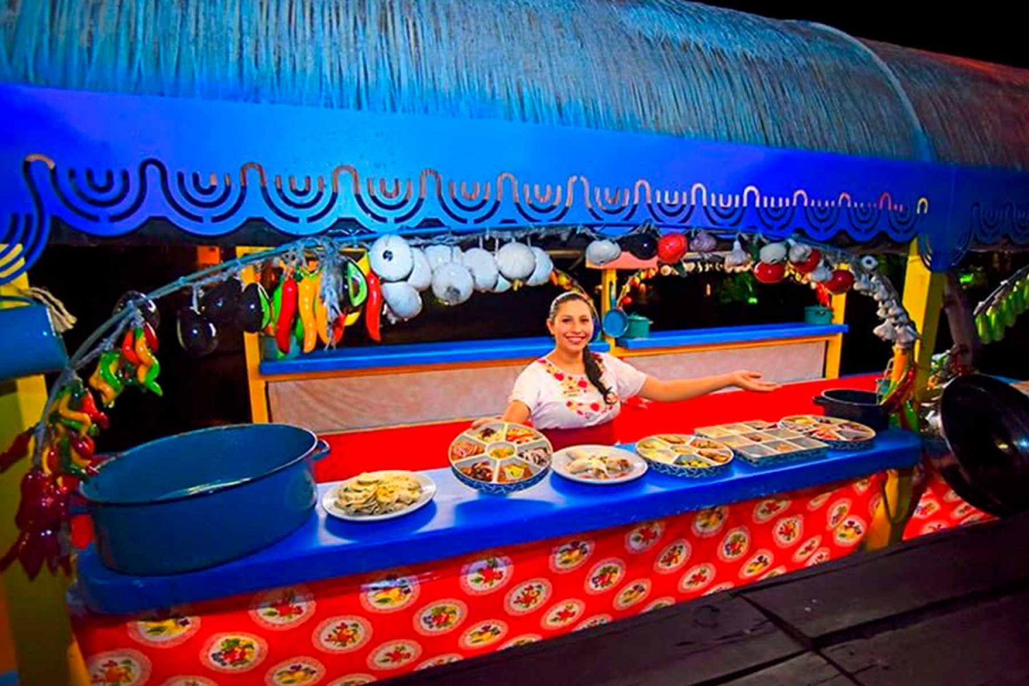 Mexicana ofreciendo sus platillos