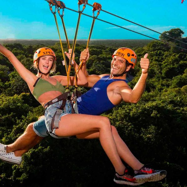 Pareja en tirolesa de Xplor