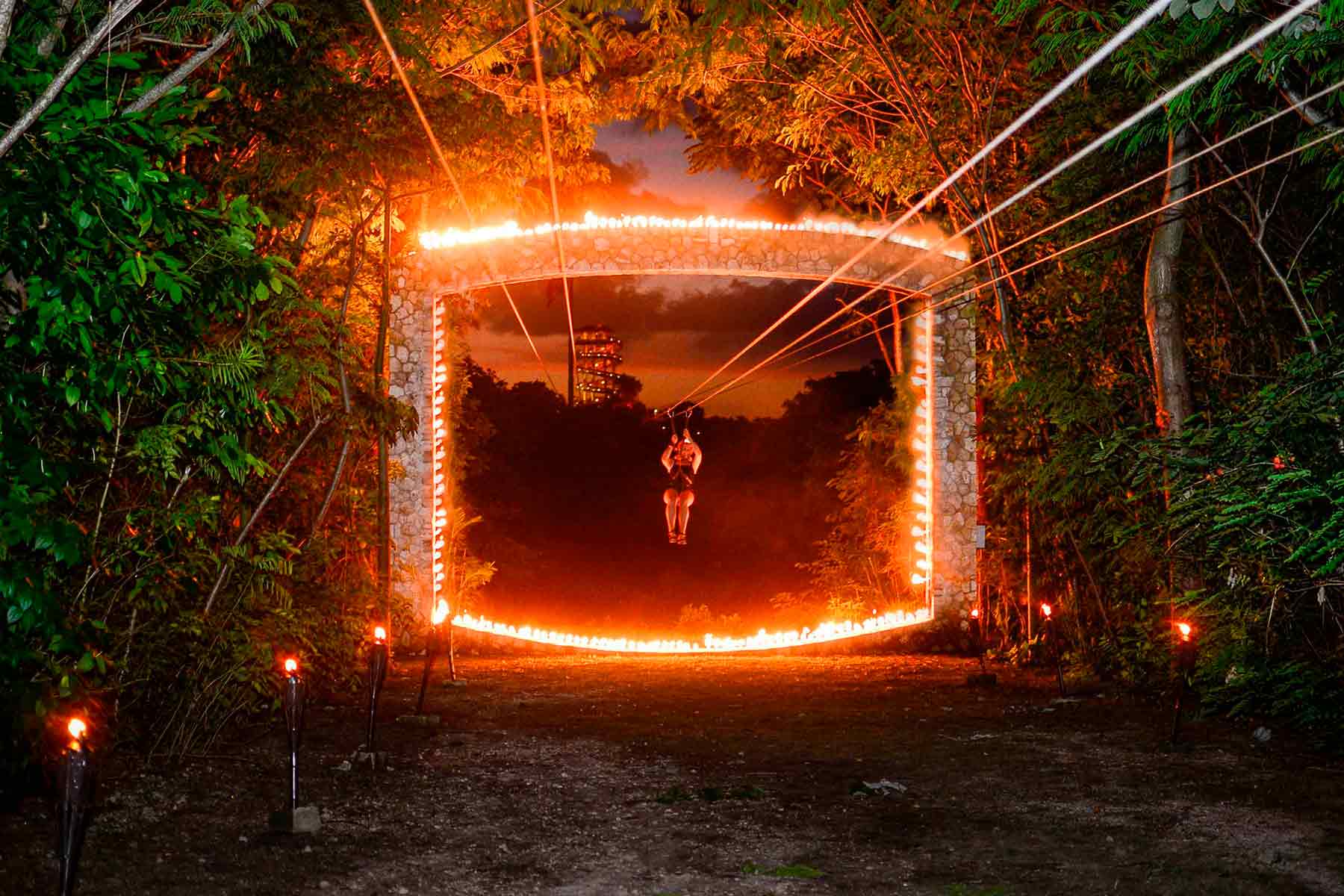 Tirolesa en Xplor Fuego