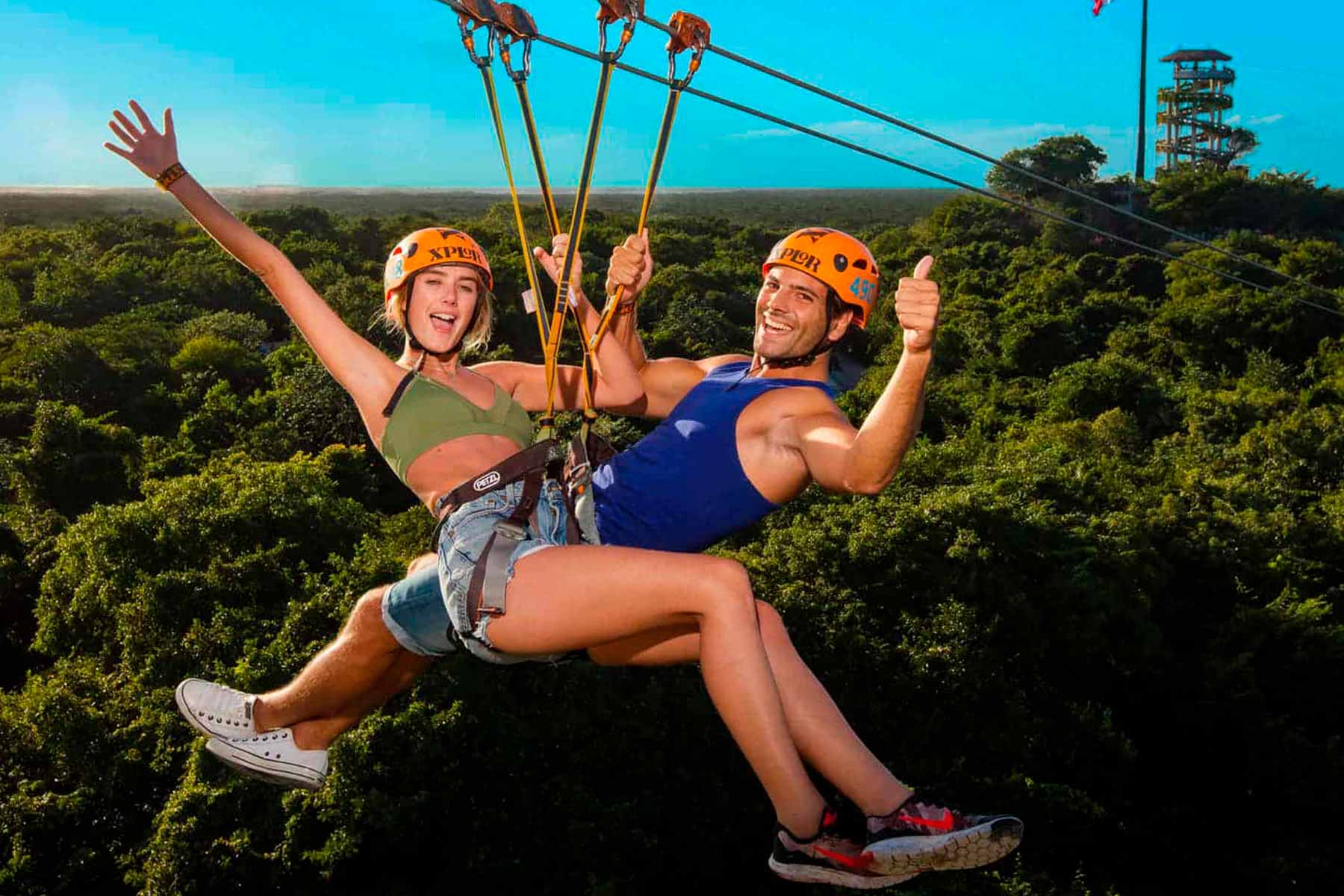Pareja en tirolesa de Xplor