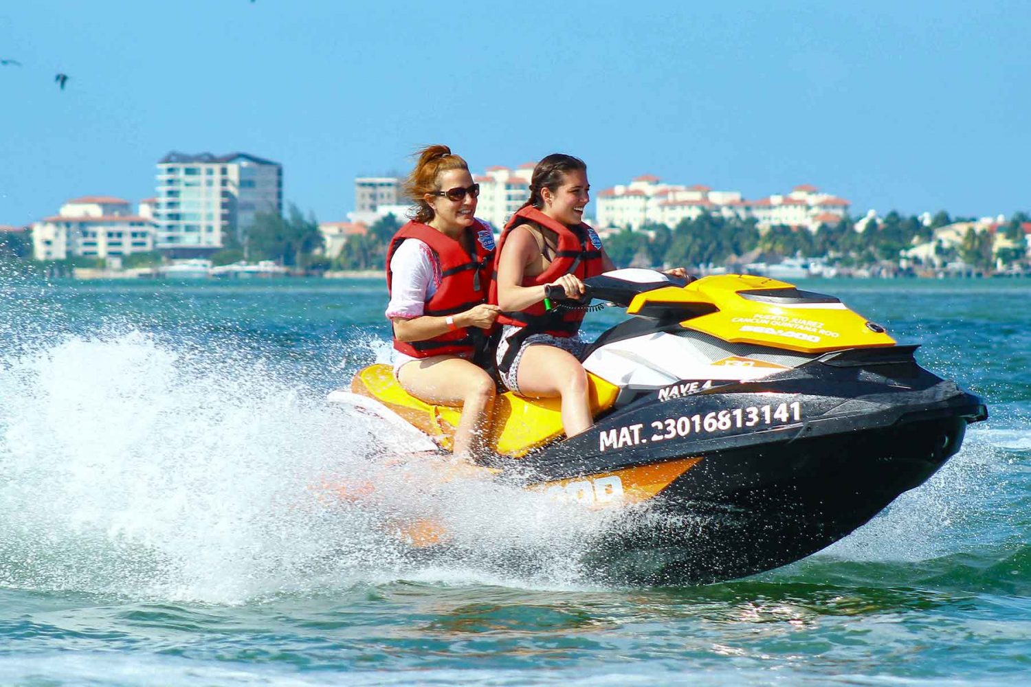Medre e hija aprendiendo a manejar jet ski