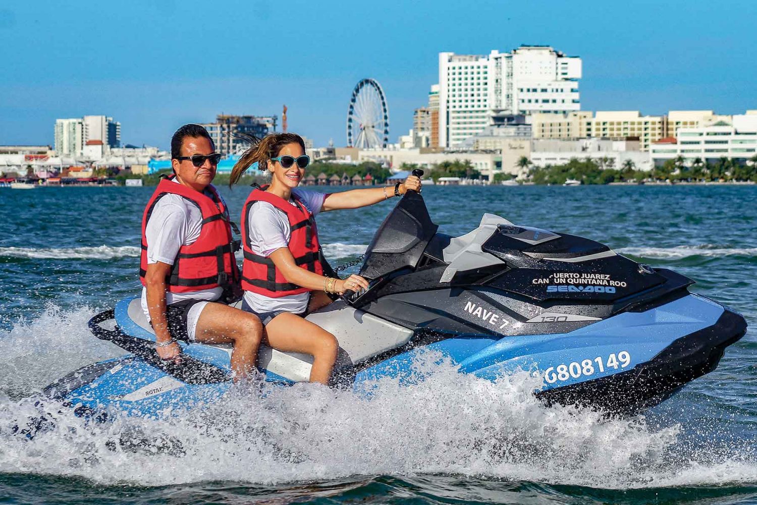 pareja disfrutando las vistas desde su jet ski