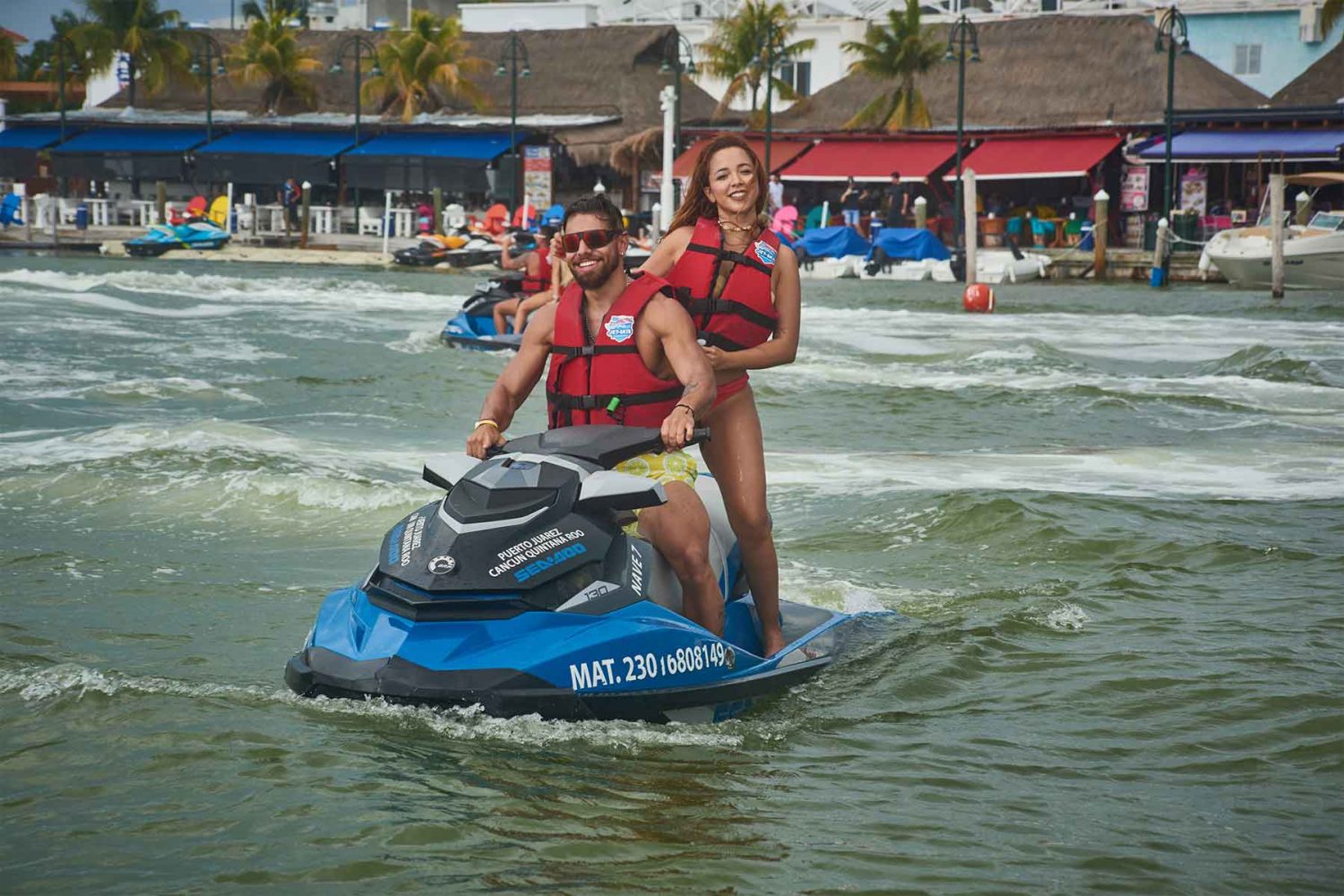 pareja saliendo de la marina en jet ski