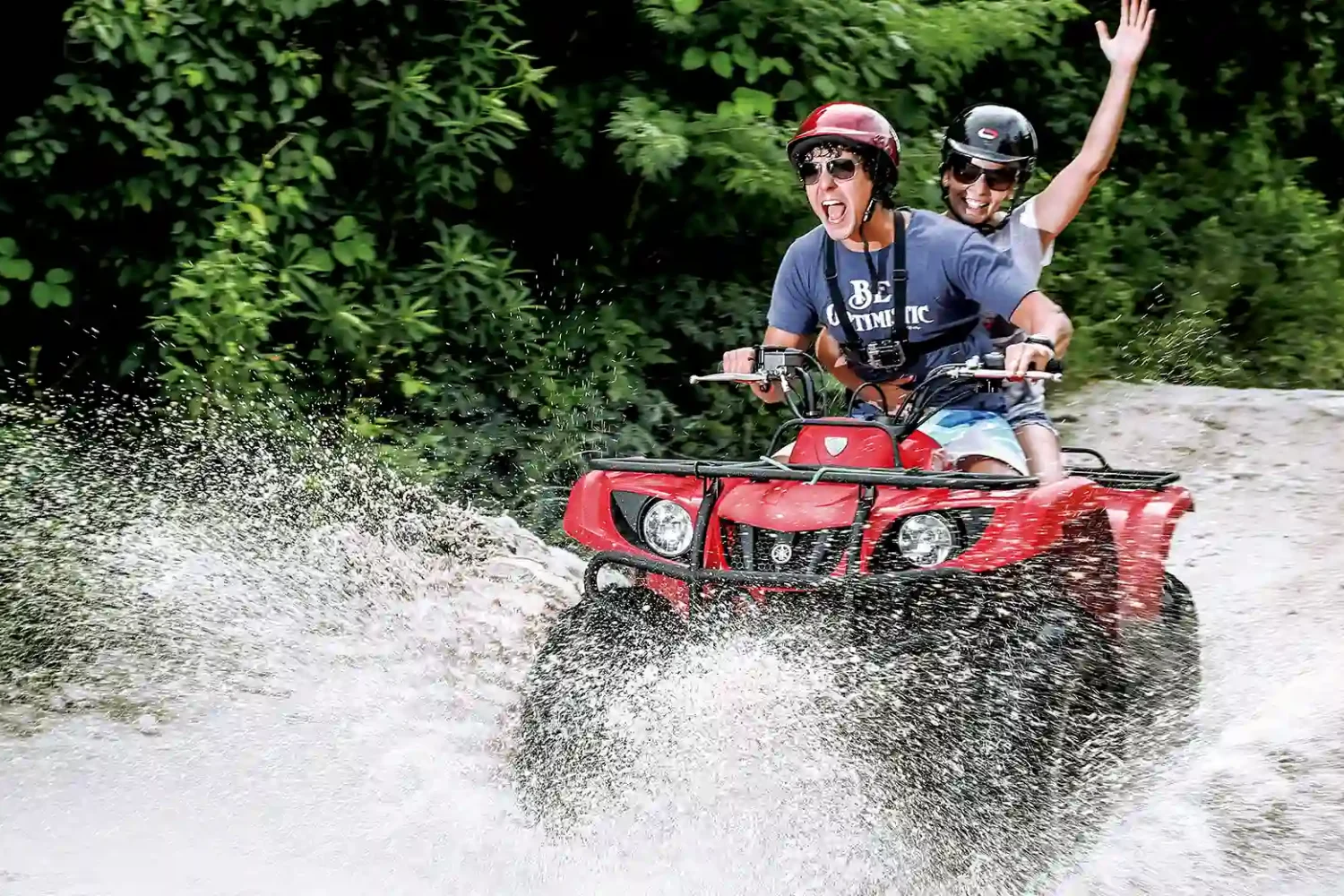 Pareja en Cuatrimoto en la selva de la Riviera Maya