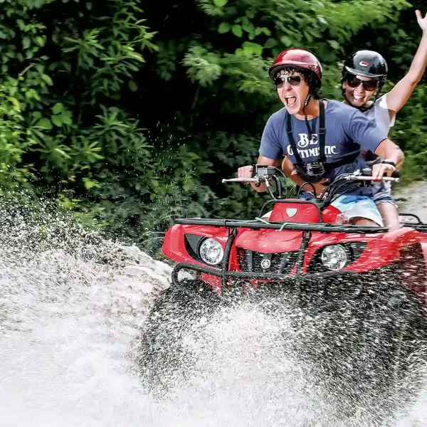 Pareja en Cuatrimoto en la selva de la Riviera Maya