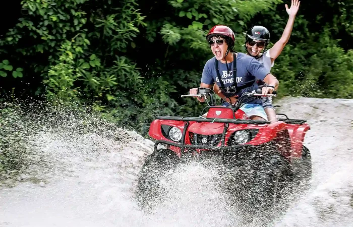 Pareja en Cuatrimoto en la selva de la Riviera Maya