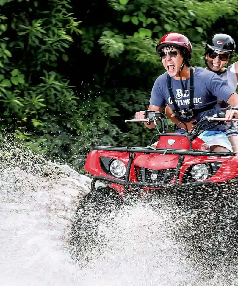 Pareja en Cuatrimoto en la selva de la Riviera Maya