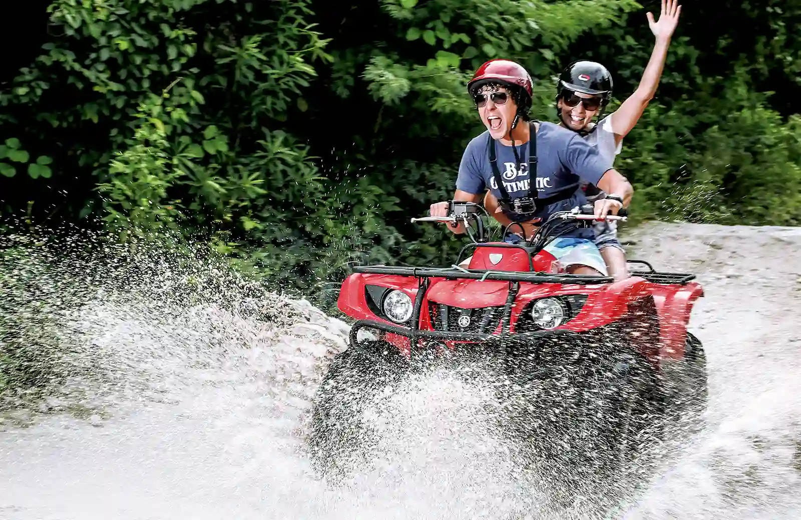 Pareja en Cuatrimoto en la selva de la Riviera Maya