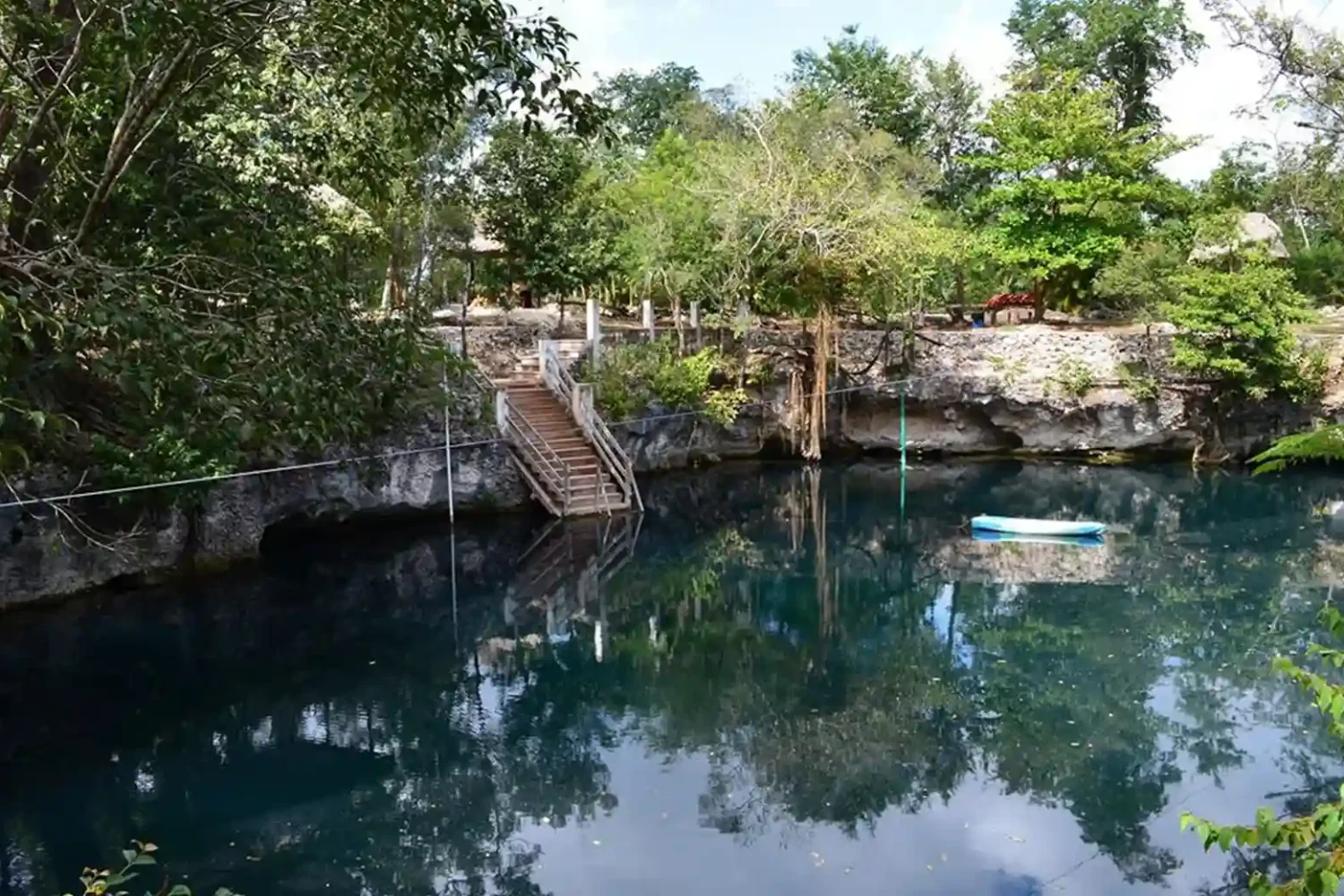Cenote abierto en la selva