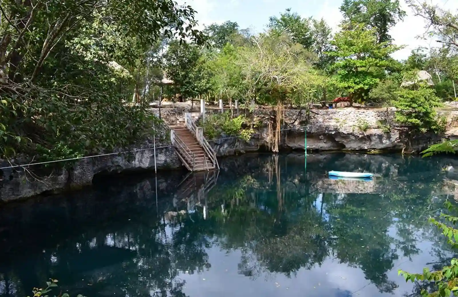 Cenote abierto en la selva