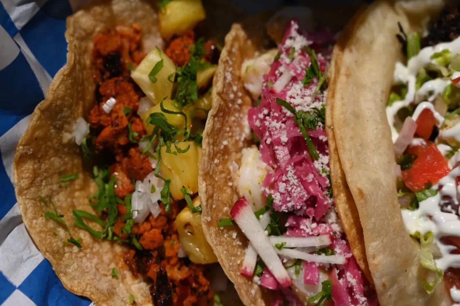 Tacos de diferentes proteínas para su degustación