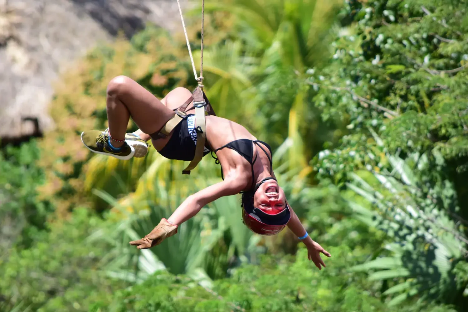 Aventurera deslizándose en las tirolesas de la selva cancunense.